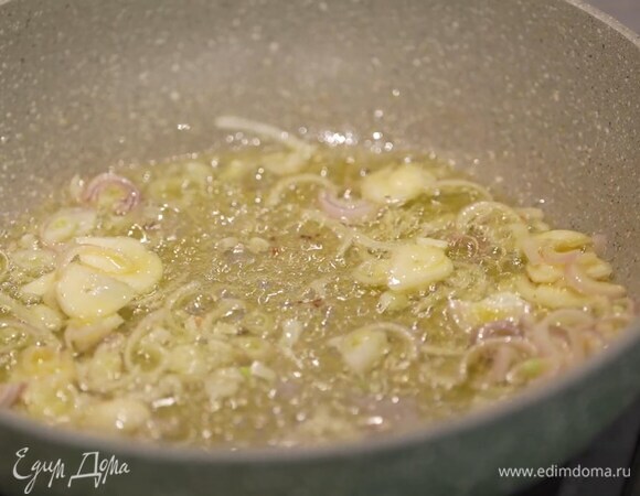 Разогреть в сковороде оливковое и сливочное масло, выложить лук и чеснок, посыпать чили и обжарить до прозрачности.