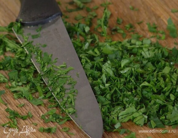 Петрушку мелко порубить, большую часть всыпать к овощам, все перемешать и выключить огонь.