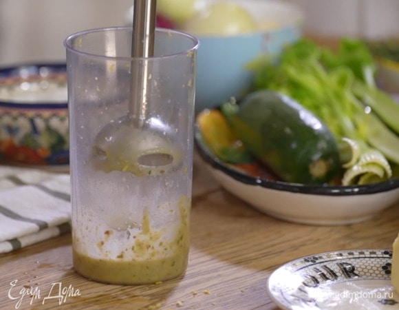 Приготовить заправку: в стакан для взбивания на мелкой терке натереть цедру лимона, выжать из него 1 ст. ложку сока, добавить 3 анчоуса, 1 ч. ложку каперсов и оставшуюся петрушку, влить оливковое масло, все посолить и взбить погружным блендером.