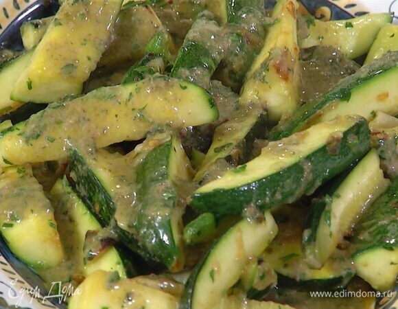 Выложить овощи на тарелку, полить заправкой, сверху разложить разломанную руками буррату, оставшиеся анчоусы и каперсы.