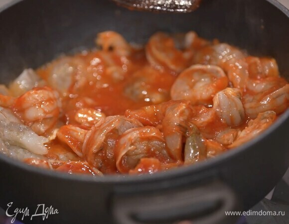 Добавить в сковороду пассату, водку, табаско, вустерширский соус, посолить и, помешивая, прогреть все на среднем огне.