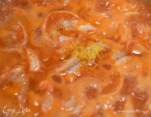 Влить в сковороду горячий бульон и лимонный сок, добавить цедру, измельченную зелень и томить креветки до готовности, затем шумовкой выложить в тарелку.