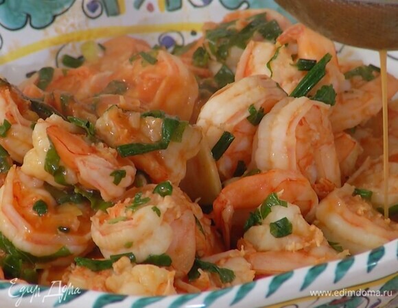 Оставшийся в сковороде соус уварить до густоты и через сито полить им креветки.
