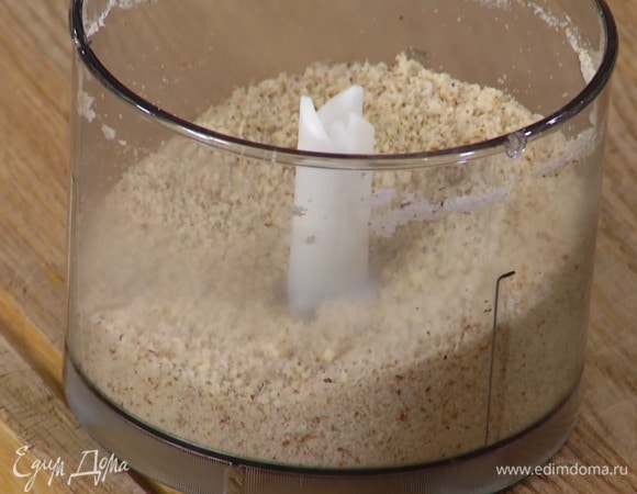 Миндаль с сахаром измельчить в блендере в очень мелкую крошку.