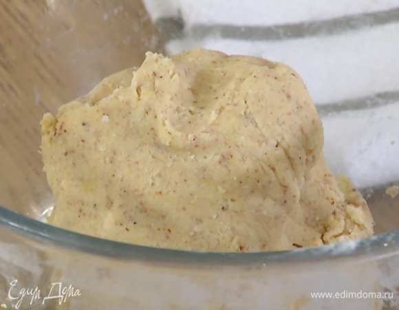 В глубокой миске перемешать муку и крахмал, добавить ореховую смесь, предварительно размягченное сливочное масло, яйцо и соль и перемешать все лопаткой, а затем вымесить тесто руками.