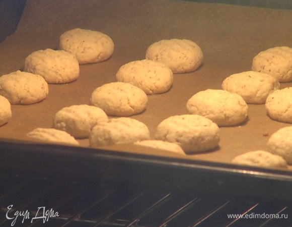 Выпекать в разогретой духовке 18–20 минут.