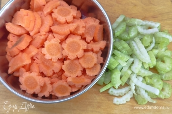 Морковь и сельдерей нарежьте средними кусочками, а лук — полукольцами.