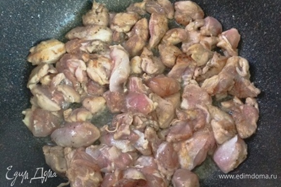 Филе курицы нарежьте небольшими кусочками, посолите, поперчите, добавьте сухой чеснок и обжарьте в хорошо разогретом масле до золотистого цвета. Уберите из кастрюли.