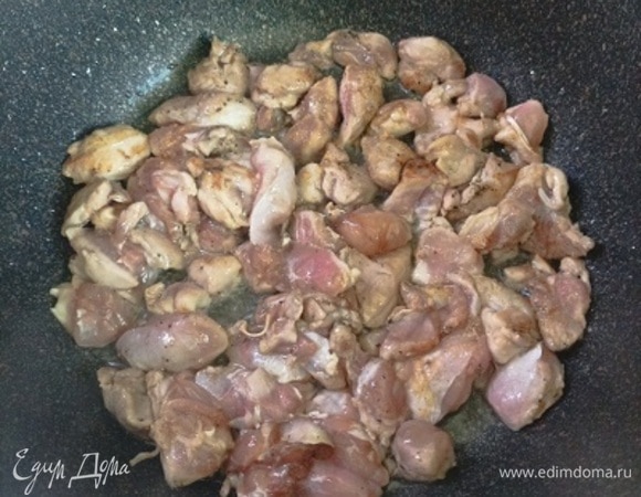 Филе курицы нарежьте небольшими кусочками, посолите, поперчите, добавьте сухой чеснок и обжарьте в хорошо разогретом масле до золотистого цвета. Уберите из кастрюли.