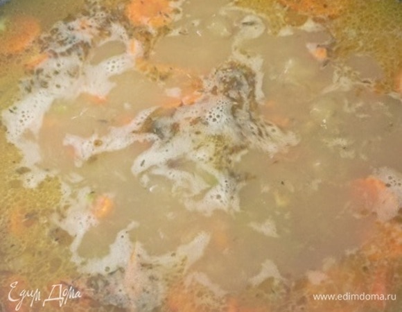 Медленно добавьте бульон к овощам и тщательно перемешайте, чтобы не допустить образования комочков. Верните в кастрюлю куриное филе, рис,  лавровый лист, тимьян. Снизьте нагрев до среднего и варим при медленном кипении до готовности риса.