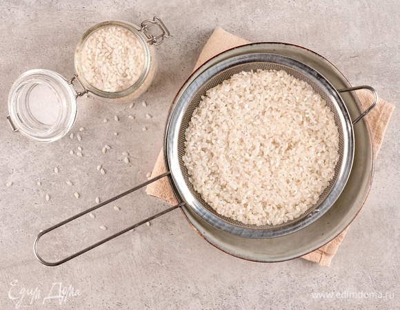 Промойте рис 3 раза. Сварите его до готовности. Перемешайте рис лопаткой и переложите в отдельную емкость для остывания.