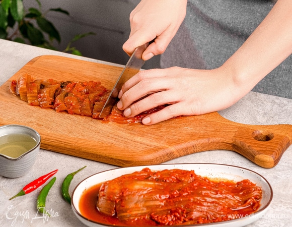 Нарежьте капусту кимчи. Обжарьте на растительном масле 6 минут.