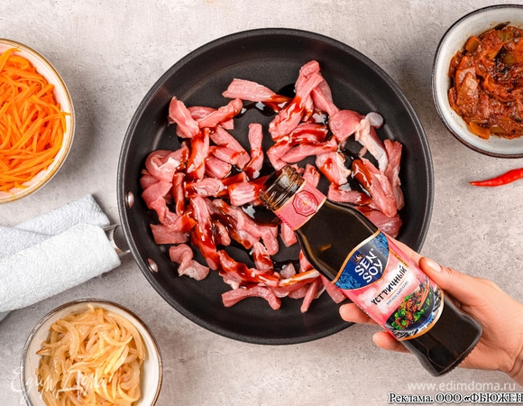 Добавьте в свинину соус Sen Soy «Устричный» и обжарьте  2-3 минуты.