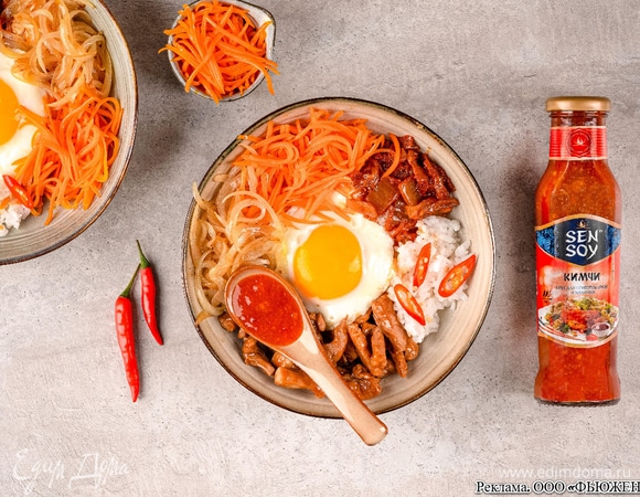 Выложите рис в пиалу, по кругу отдельно лук, морковь, свинину и яйцо по центру. Добавьте соус «Кимчи» от Sen Soy по вкусу.