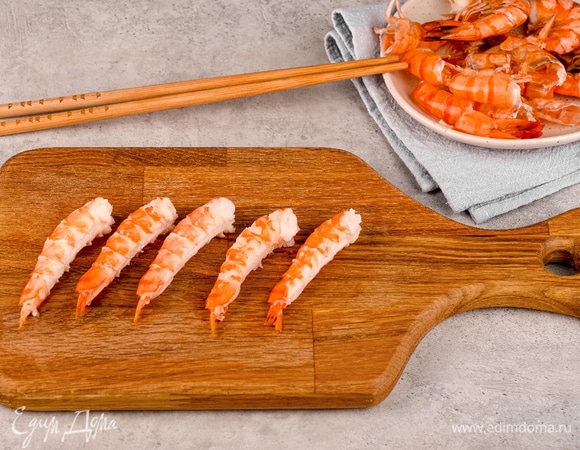 Очистите предварительно отваренные креветки от панцирей.