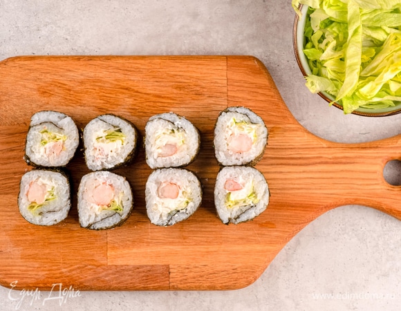 Разрежьте ролл на 8 частей и подавайте к столу.