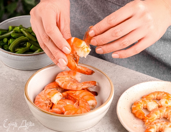 Очистите вареные креветки, разморозьте фасоль.