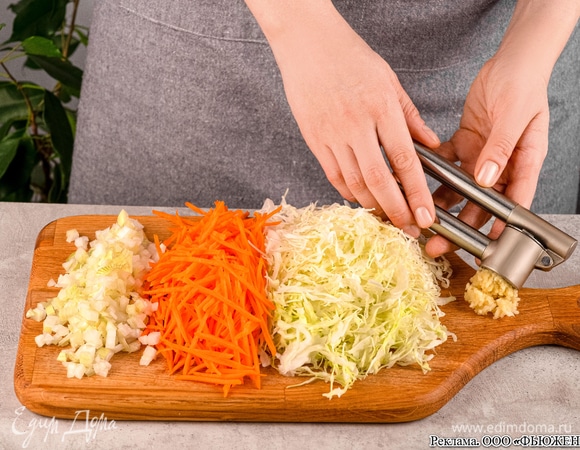Подготовьте овощи: мелко нашинкуйте капусту, а морковь нарежьте тонкой соломкой или натрите на средней терке. Лук и чеснок очистите и мелко нарежьте. 