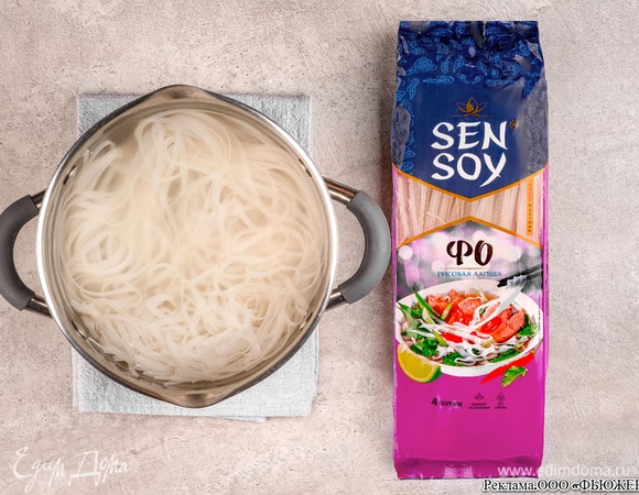 В отдельном сотейнике вскипятите воду. Добавьте туда рисовую лапшу Sen Soy и варите ее 4 минуты.