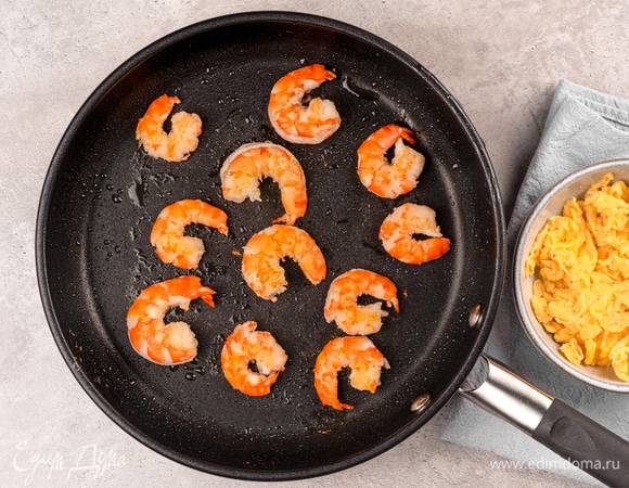 В отдельной сковороде обжарьте креветки. Также сделайте омлет и покрошите его в отдельную миску.