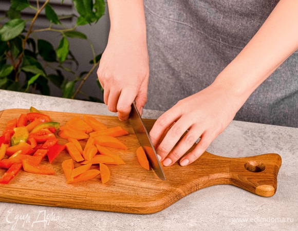 Нарежьте морковь и болгарский перец брусочками.