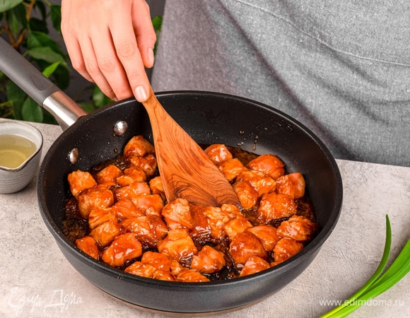 Обжарьте индейку 5 минут.