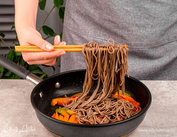 Обжарьте овощи, затем добавьте к ним отваренную лапшу и прожарьте 1 минуту. 