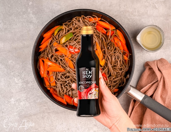 Добавьте соевый соус «Классический» от Sen Soy и прожарьте еще 2–3 минуты и снимите с огня. 