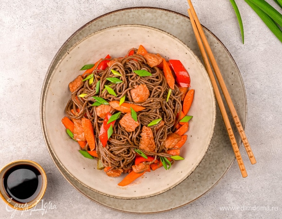 Разложите собу с овощами по тарелкам, а сверху на нее выложите кусочки индейки.