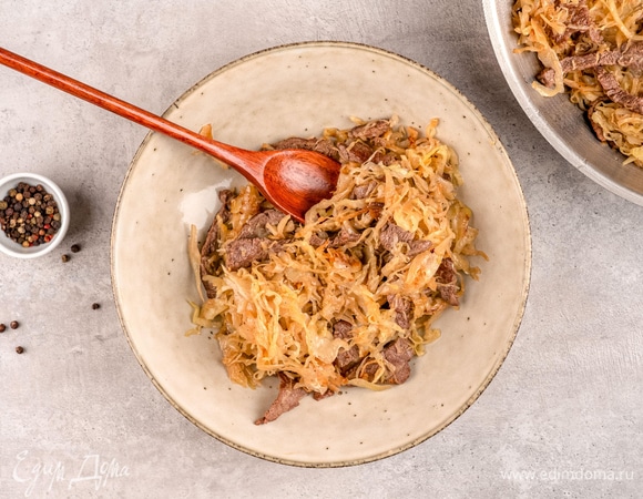 Снимите сковороду с огня и переложите капусту с говядиной в отдельную емкость.