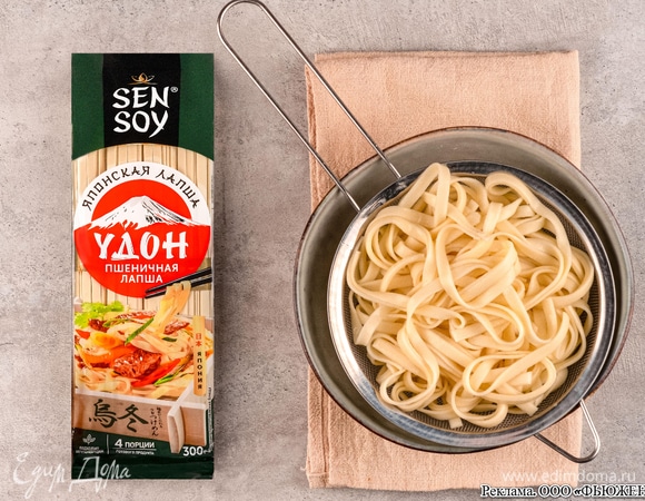 Отварите лапшу «Удон» Sen Soy в подсоленной воде 8 минут. Промойте холодной водой и смешайте с растительным маслом, чтобы она не слипалась.