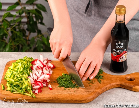 Натрите редиску и огурцы на средней терке. Болгарский перец нарежьте соломкой. Мелко нарубите кинзу и укроп, смешайте с соевым соусом Sen Soy «Классический». Добавьте измельченный чеснок и молотый перец.