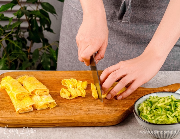 Взбейте яйца с 2 столовыми ложками воды и сделайте из них несколько омлетов. Сверните их в трубочку и нарежьте тонкой лапшой.