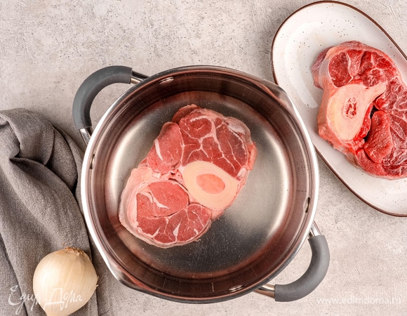 Промойте голяшки, залейте водой и поставьте на огонь.