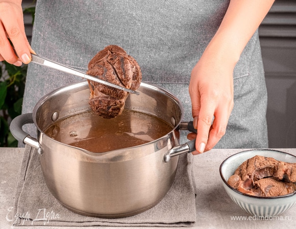 Достаньте из бульона большую часть мякоти мяса и остудите его.