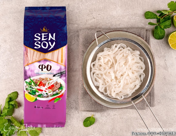 Отварите рисовую лапшу «Фо» от Sen Soy 10 минут и остудите ее.
