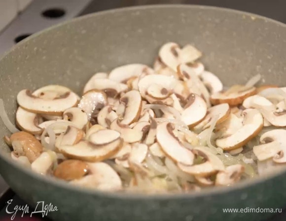Грибы нарезать пластинками, добавить к луку, посолить, поперчить и обжарить.