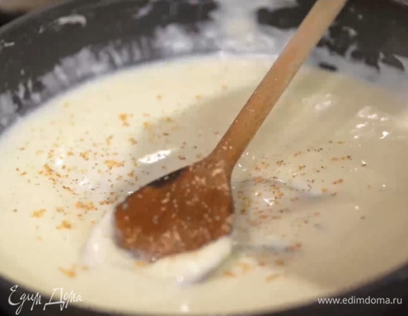 Приготовить соус бешамель: растопить в сковороде сливочное масло, всыпать муку и, непрерывно помешивая, заварить, затем небольшими порциями влить горячее молоко и горячий бульон, посолить, добавить мускатный орех и перемешать.