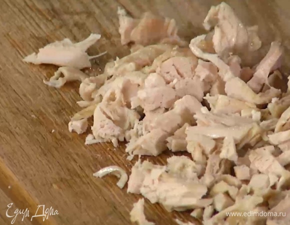 Курицу отделить от костей и нарезать соломкой.