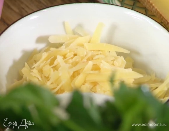 Сыр натереть на крупной терке.