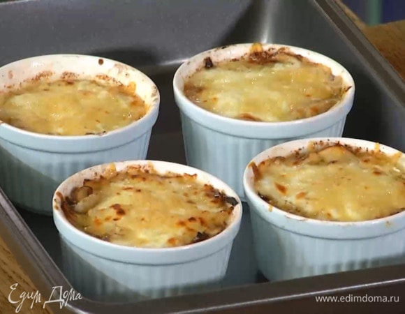 Запекать в разогретой духовке 12–15 минут, затем украсить веточками тимьяна.