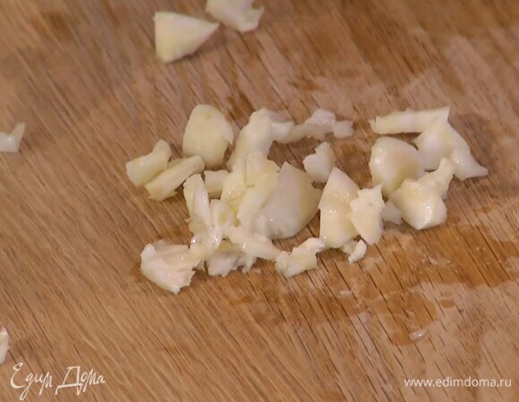 Чеснок почистить и мелко порубить.
