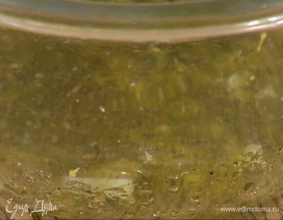 Приготовить маринад: оливковое масло соединить с цедрой и соком лимона (1 ст. ложку сока оставить), добавить чеснок, орегано, мяту, перец, соль и все перемешать. Треть маринада отлить в чашку.