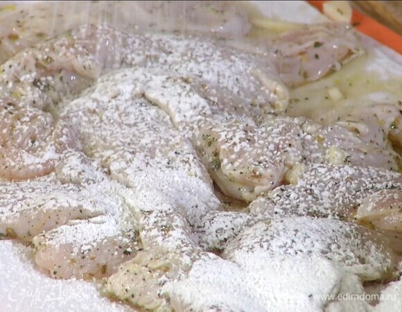 Курицу нарезать тонкими брусками, выложить в маринад, перемешать и дать постоять при комнатной температуре, затем промокнуть со всех сторон бумажным полотенцем и слегка присыпать через сито крахмалом.