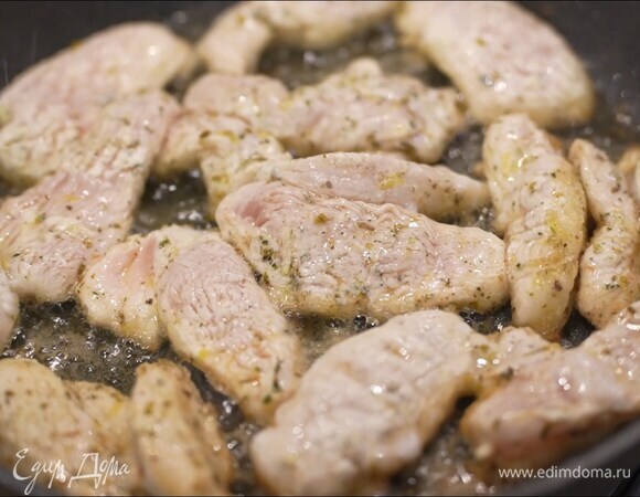 Разогреть в тяжелой сковороде сливочное и растительное масло и пожарить грудку до готовности.