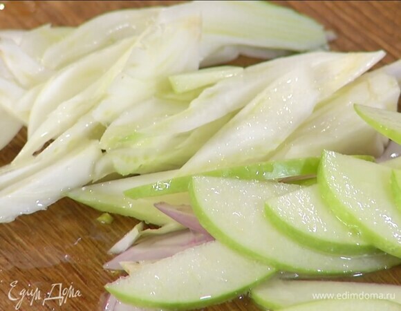 Шалот почистить и нарезать тонкими кольцами, фенхель порезать соломкой, яблоко — тонкими дольками, сбрызнуть все оставшимся лимонным соком.