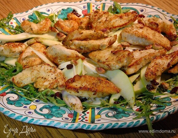 В большую тарелку выложить руколу, фенхель, яблоко и лук, полить все оливковым маслом Extra Virgin и оставшимся маринадом, посыпать клюквой, сверху разложить ломтики курицы и фисташки.