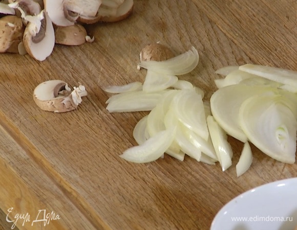 Луковицу почистить и нарезать тонкими полукольцами.