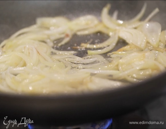 Разогреть в сковороде оставшееся сливочное и растительное масло и обжарить лук.