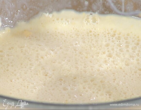 Приготовить тесто: муку перемешать с яйцом, желтком, сахаром, солью, влить молоко и взбить все миксером, затем, продолжая взбивать, тонкой струйкой влить растопленное сливочное масло. Дать тесту отдохнуть.